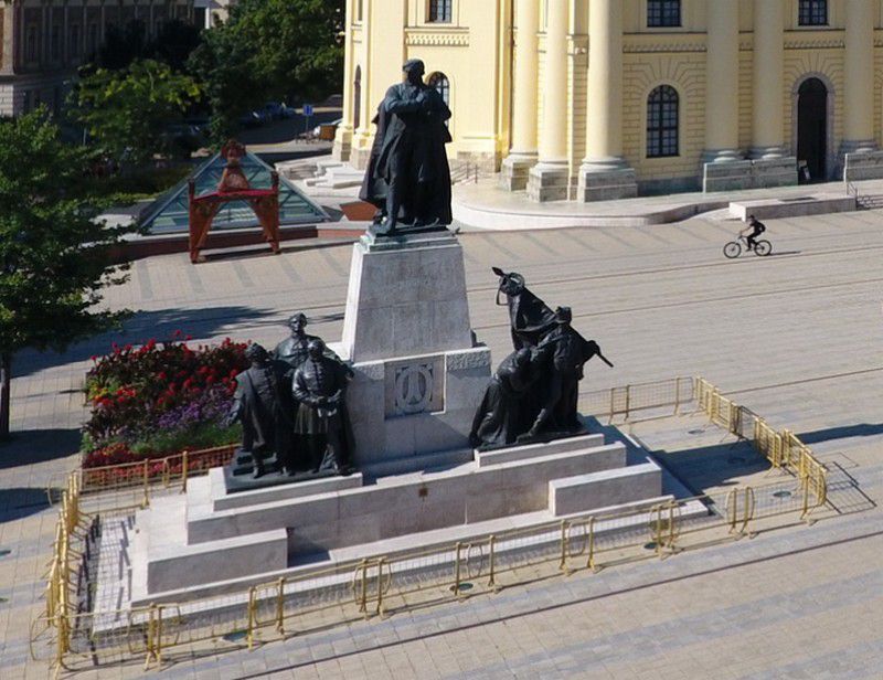 Elviszik Debrecen főteréről a Kossuth-szobrot