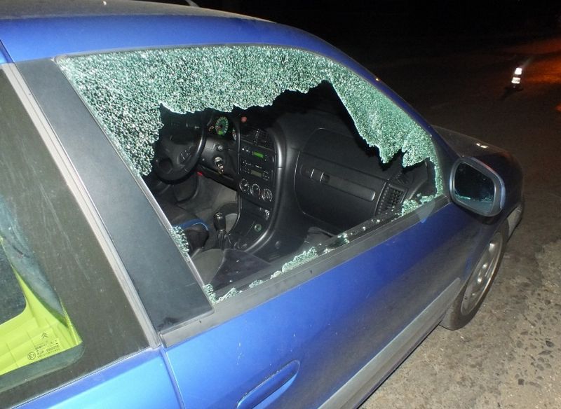 Autók ablakát zúzta be Esztáron, most lesz neki nemulass!