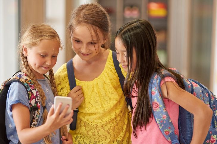 Megtilthatják az iskolákban a mobiltelefon-használatot