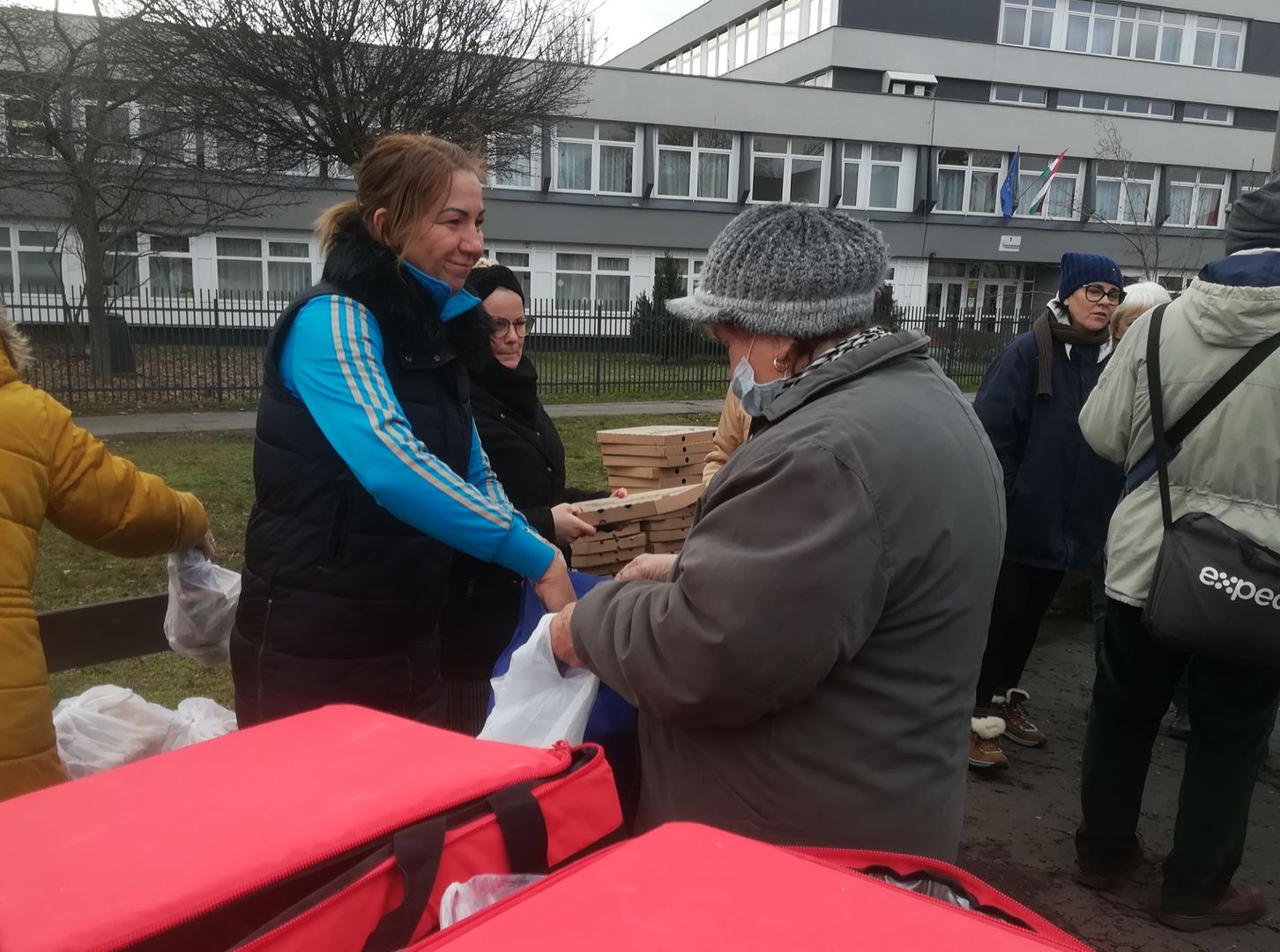 Ételosztás és segítség kisnyugdíjasoknak Debrecenben