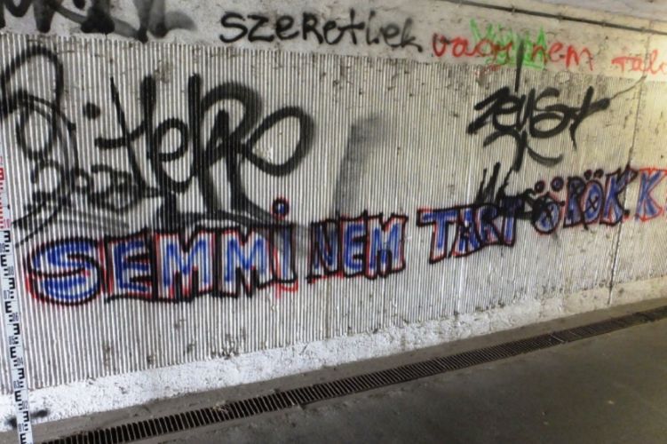 Falfirkán keresztül üzentek a 15 éves debreceni lányok