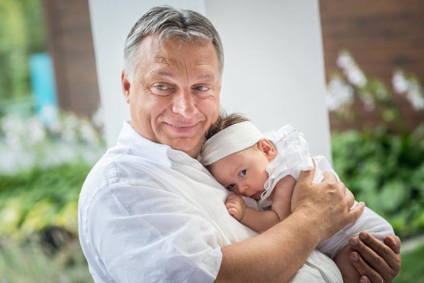 Orbán Viktor megmutatta az unokáját