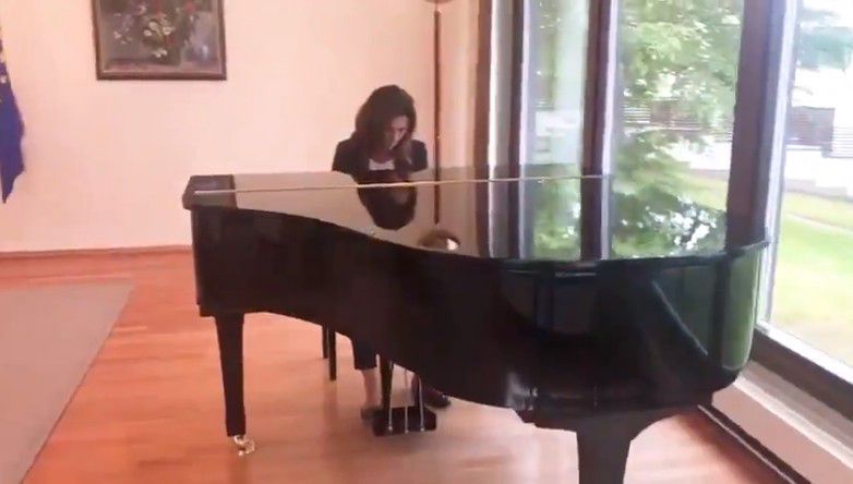 Így játszik a miskolci miniszter zongorán! + VIDEÓ!