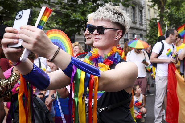Budapest Pride: több ezren vonultak szivárványos zászlók alatt