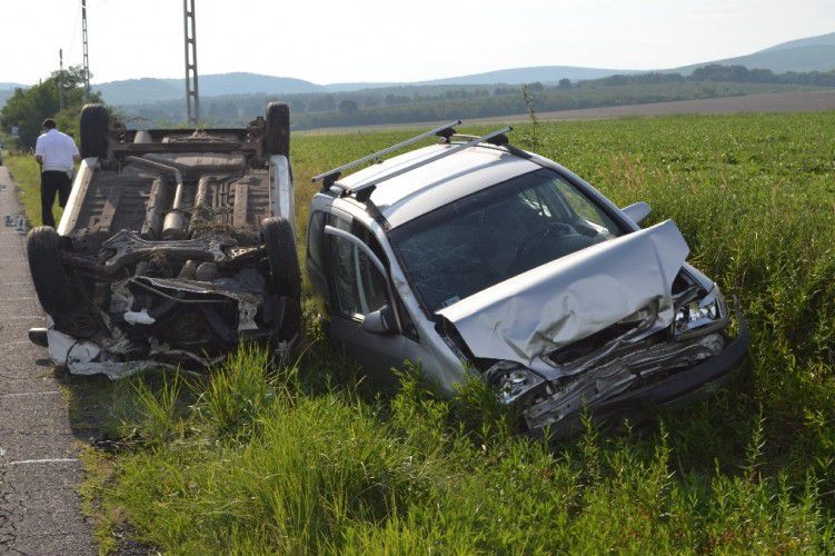 Hatalmas baleset az M3-ason, elaludt a sofőr