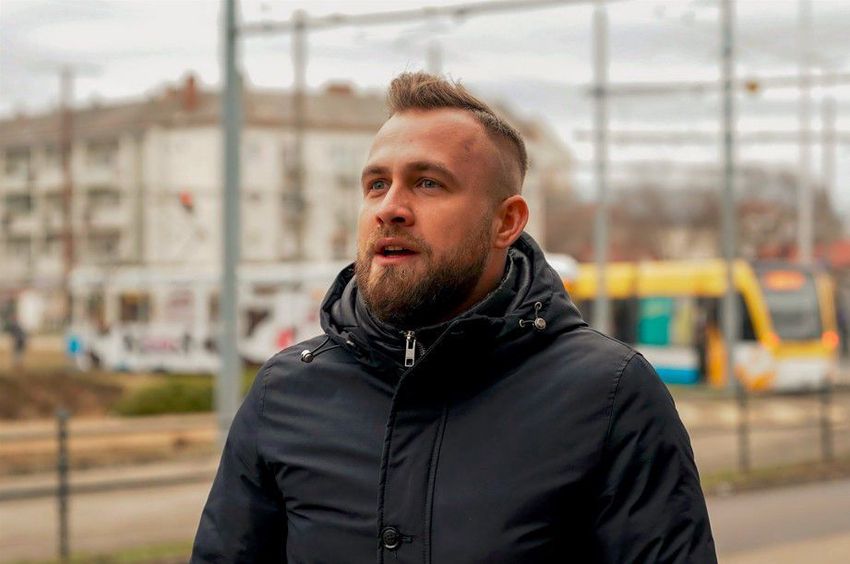 A Jobbik örül a Mercedes buszoknak, de járatritkításokat sejt a háttérben