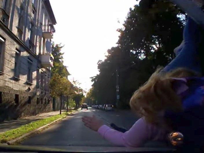 Hajszálon múlt egy kislány élete egy miskolci zebrán – VIDEÓ
