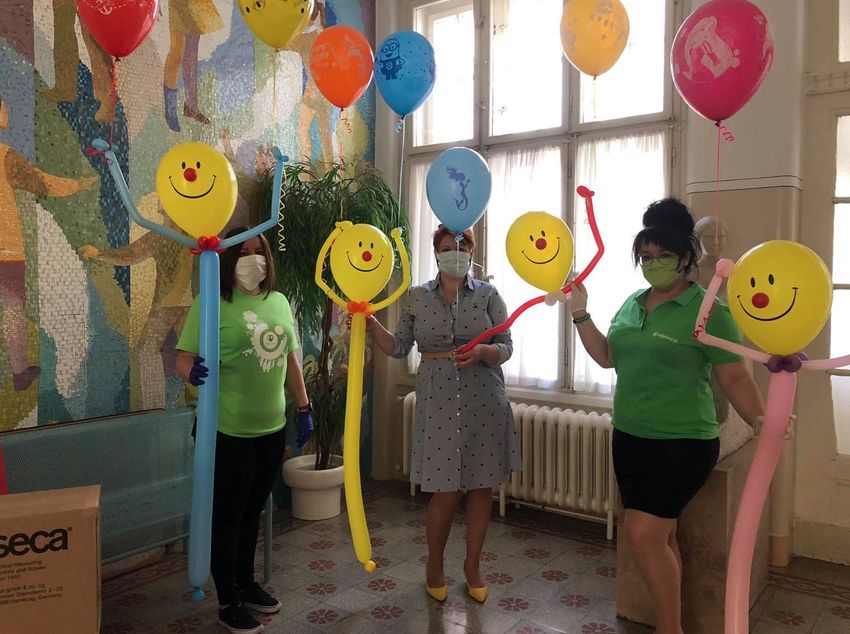 Debreceni önkéntesek vittek ajándékot a gyermekklinikára