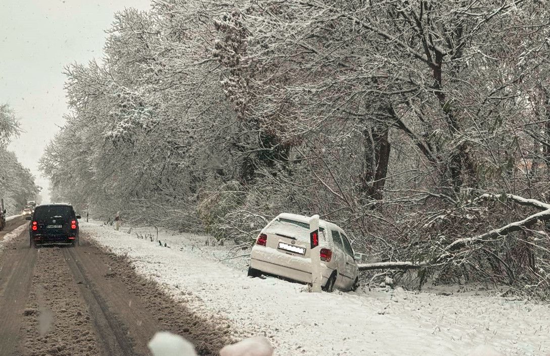 Veszélyes a 4-es Debrecennél: ide nem jutott hókotró