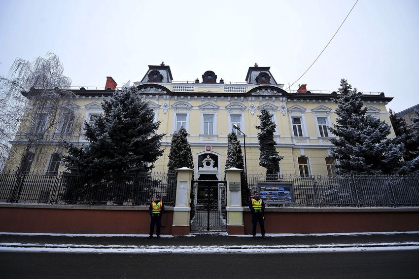 Megerősítették Debrecenben a konzulátus védelmét