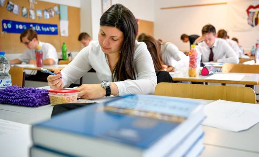 Kezdik: 74 ezer középiskolás érettségizik