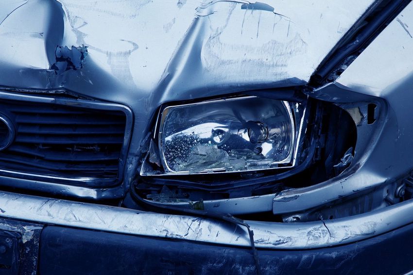 Karambol Mátészalkán: az egyik autó egy villanyoszlopnak is nekiment