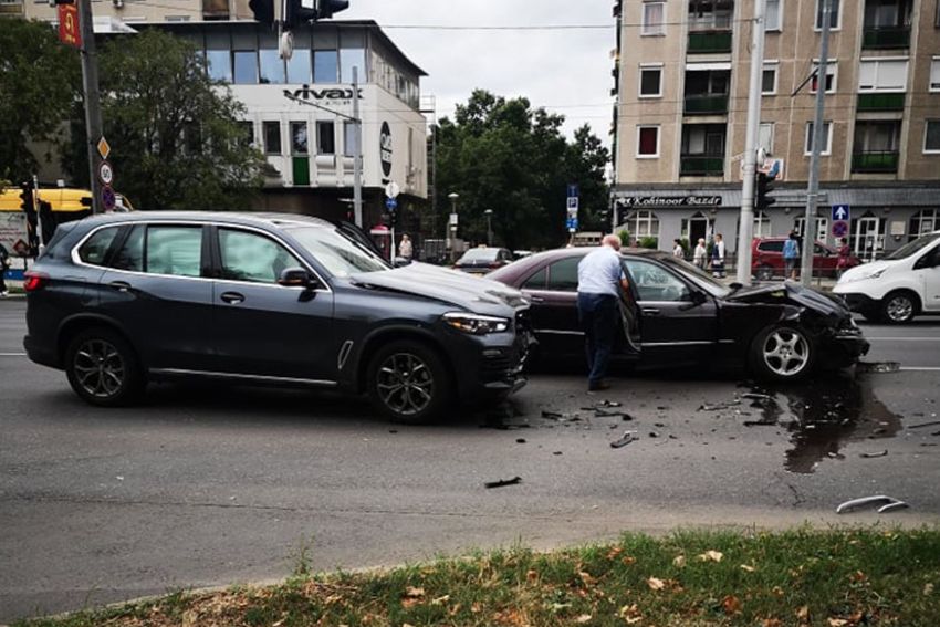 Autóbaleset a debreceni belvárosban
