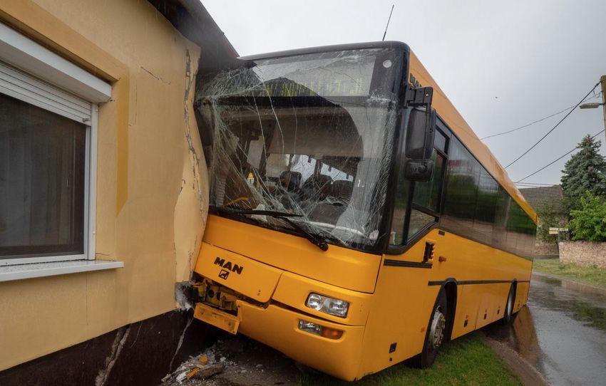Családi házba rohant egy busz Bács-Kiskun megyében