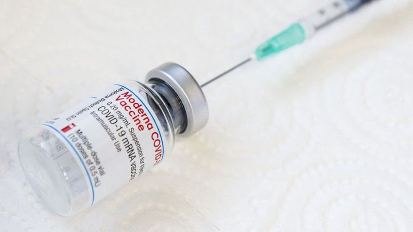 Hamarosan Moderna-vakcinával is olthatják a 12-17 éves fiatalokat