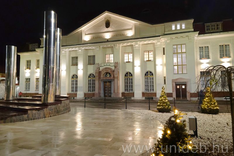 Ünnepi díszben a debreceni klinikai központ főépülete 