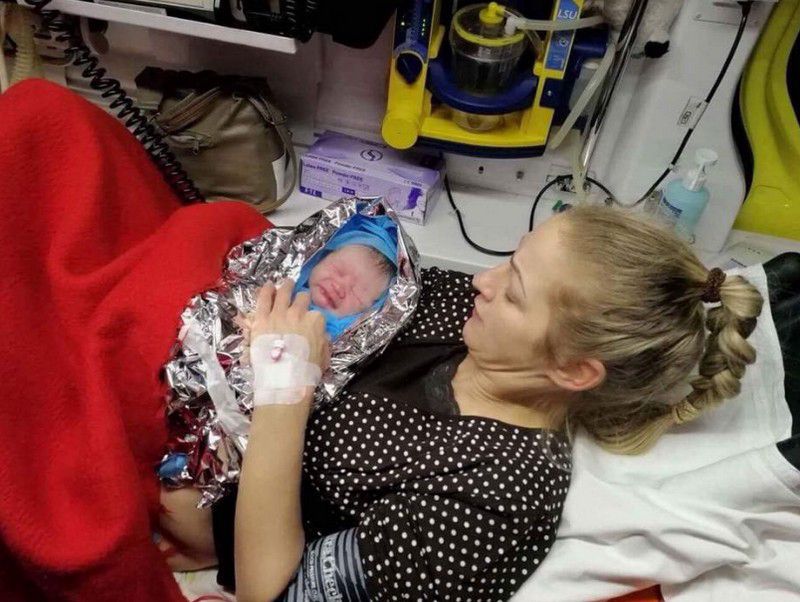 Kislány született a polgári mentőautóban