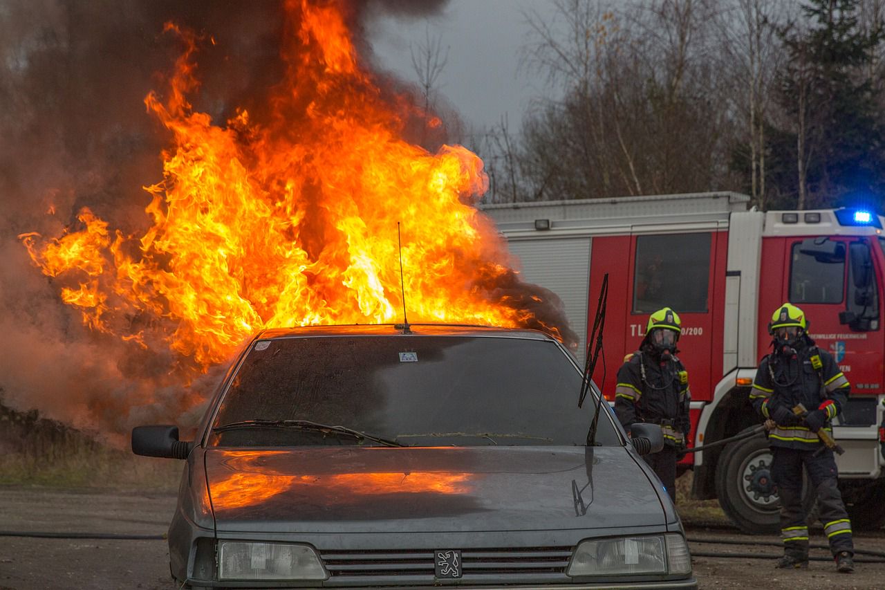 Bedrogozva felgyújtotta haragosa autóját Ózdon