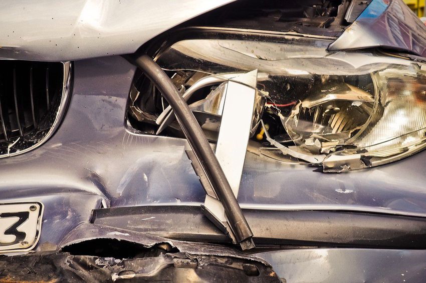Súlyos baleset, kerítésnek ütközött egy autó Balkánynál