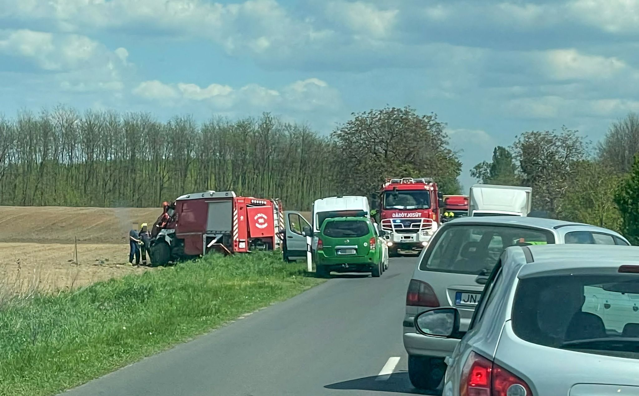 Árokba borult egy vízszállító a 4911-es úton Árokba borult egy vízszállító a 4911-es úton