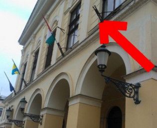 Eltávolították a debreceni városházáról a székely zászlót