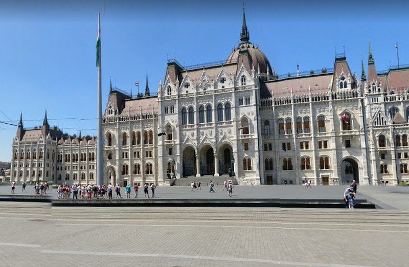 Balhé Budapesten: még virradat előtt kiürítették a Kossuth teret