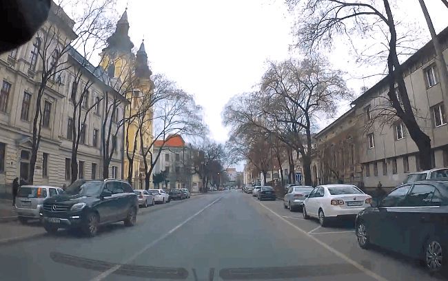 Hajmeresztő közlekedési helyzet a Szent Anna utcán +videó