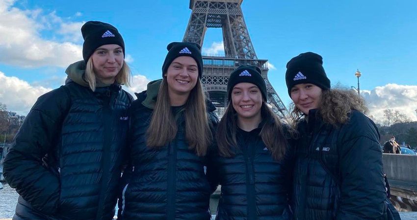 Üdvözlet a debrecenieknek Párizsból, négy szép hölgytől