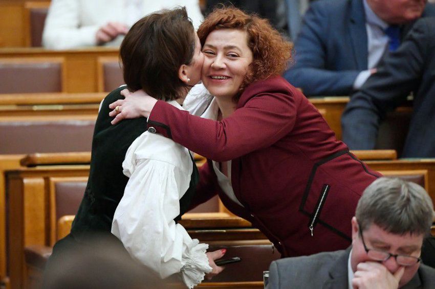 A nap képe: a jobbikos és a DK-s hölgy összeborulása a parlamentben