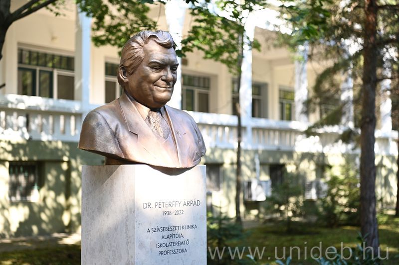 Szobor őrzi a neves debreceni szívsebész emlékét