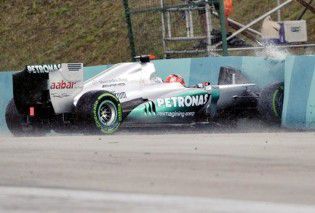 Schumacher összetörte a Mercedest