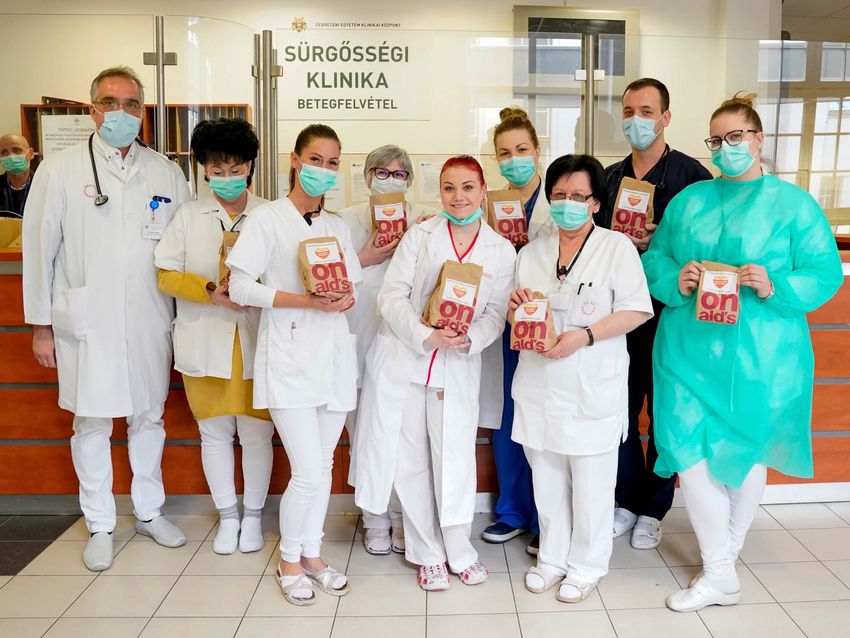 Orvosokat és ápolókat ajándékozott meg a McDonald's Debrecenben