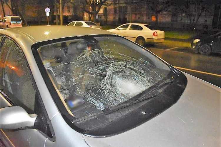 Debrecenben ütöttek el két nőt