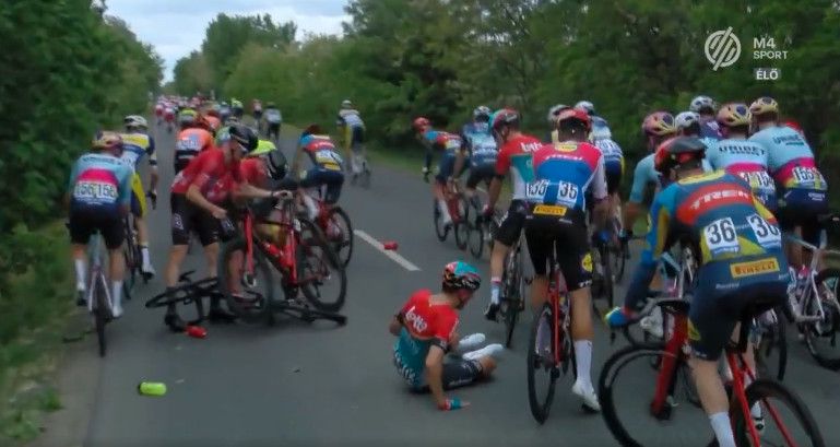 Óriási bukás borzolta az idegeket a Tour de Hongrie rajtján