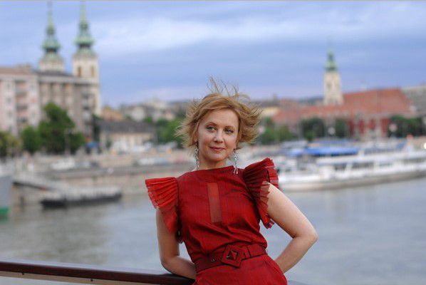 Sokra vitte a nő, aki Debrecenben ismerkedett meg a színészettel