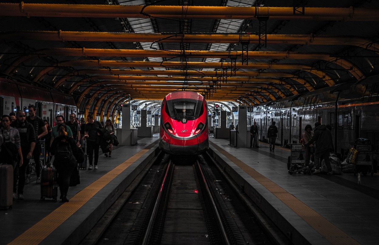 A taktilis vezetősávok vasútállomásokon is hasznosak lehetnek