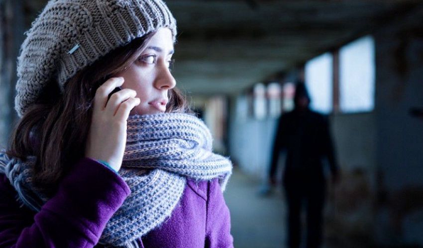 Ne sétálj éjszaka egyedül az utcán – hívd az ingyenes Hazakísérő telefont!