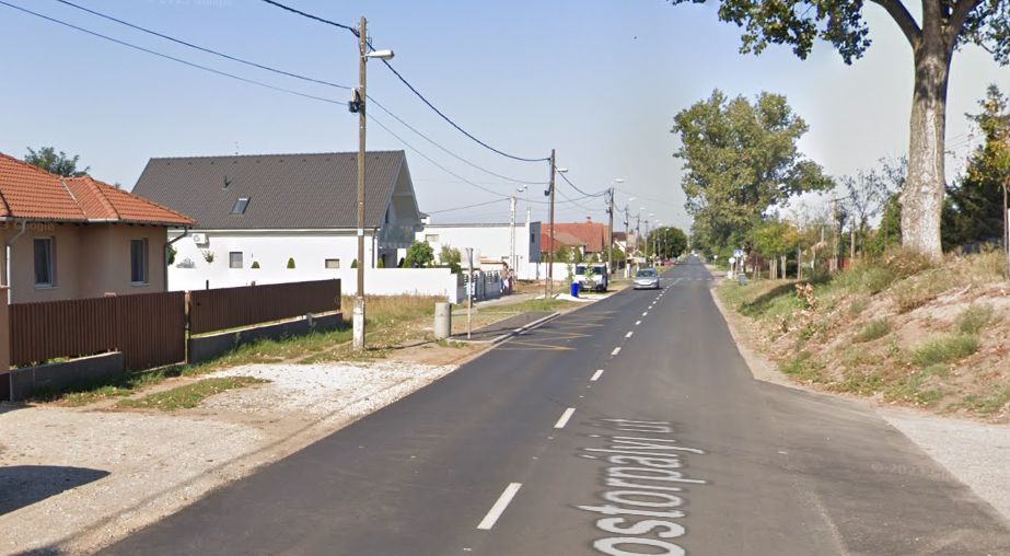 Villanyoszlopot döntött egy autó Debrecenben 