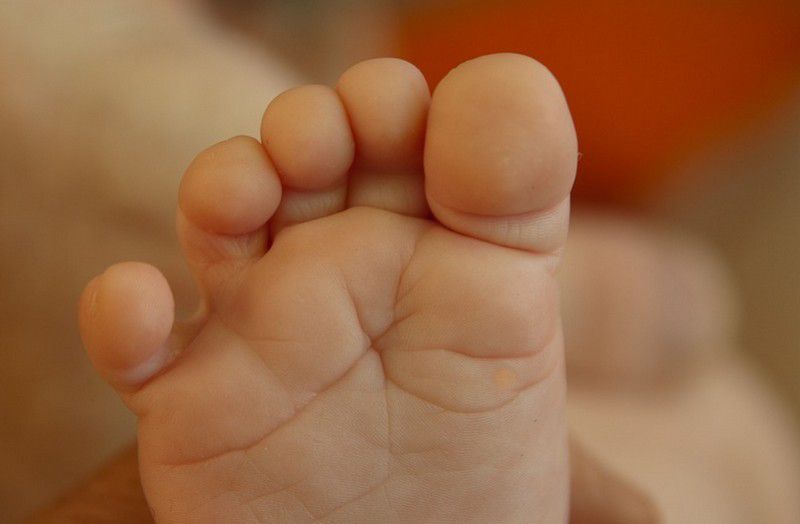 Tragédia: meghalt a fejbe lőtt csecsemő
