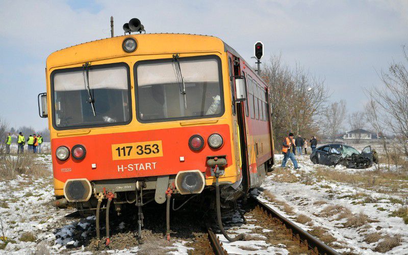 Vonatnak ment az autó Debrecenben