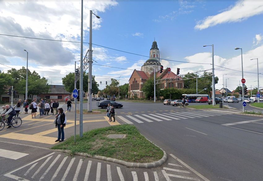 Késő esti baleset a debreceni kereszteződésben