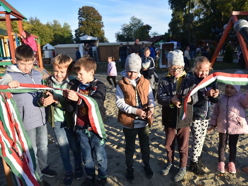 Játszótérnek és jó boroknak is örülhettek Hajdúnánáson