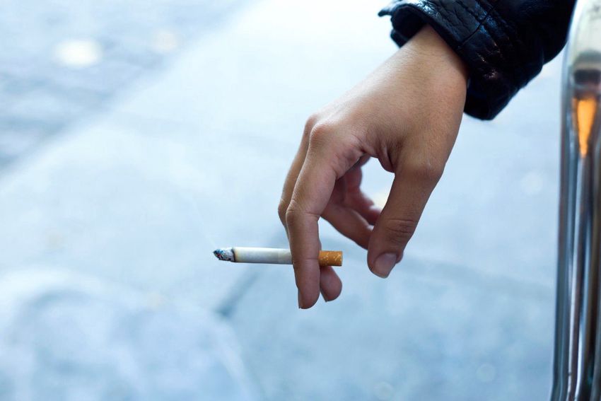 Így szorongatják a spanyolok a dohányosokat