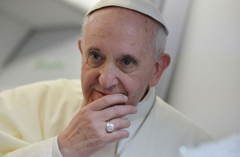 Őrület: vírusvideóban fenyegetik a pápát
