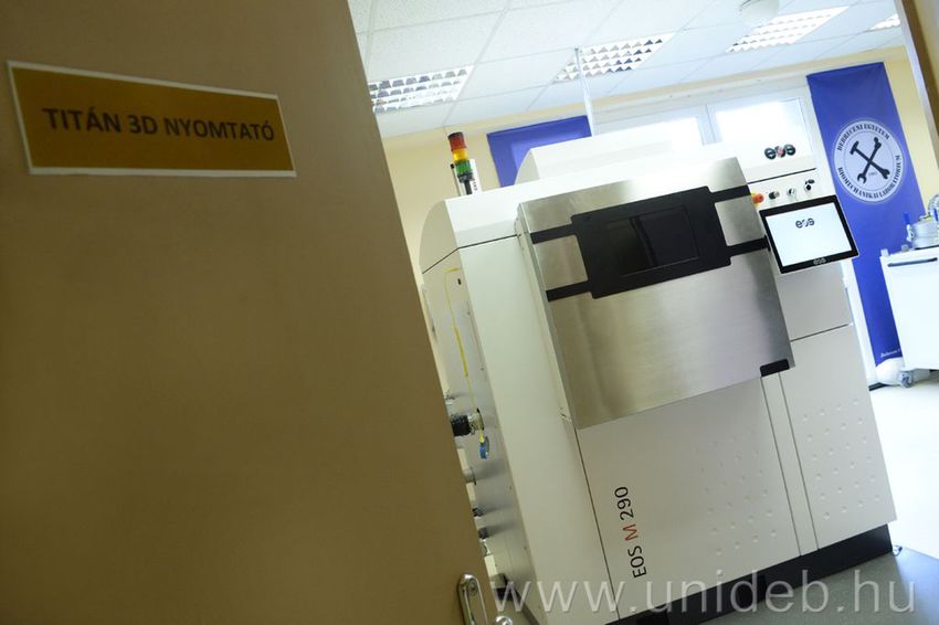 Világújdonság Debrecenben: titán csontpótlást nyomtatnak 3D-ben