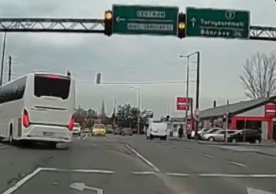 Fittyet hányt a buszsofőr a piros lámpára Miskolcon 