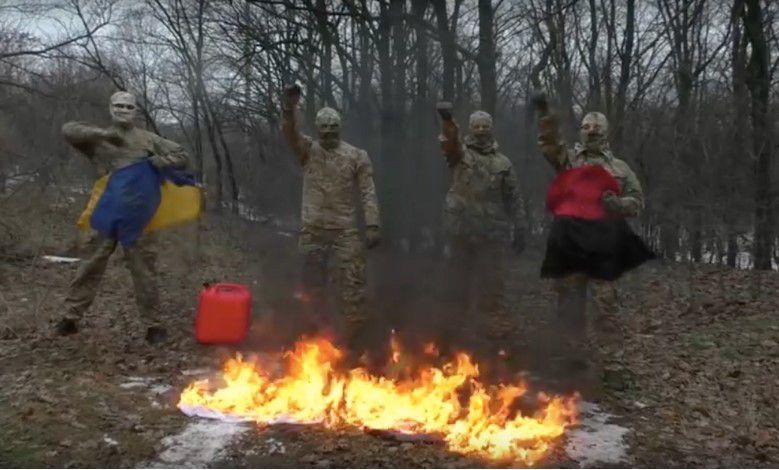 Videó: magyar zászlót égetnek az ukrán nácik