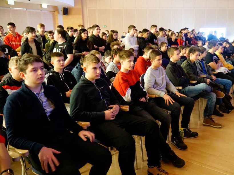 A BMW már általános iskolásokat is „toboroz” Debrecenben