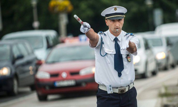 A reggeli csúcsban rendőr irányít a forgalmas debreceni csomópontban