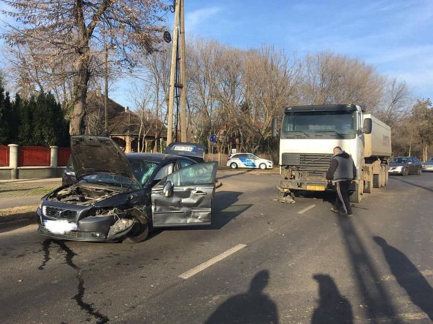 Kamion és egy autó ütközött Debrecenben